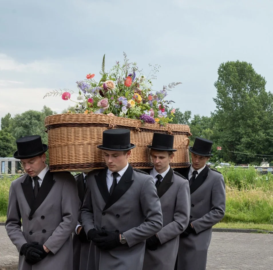 Rooshert Uitvaartbegeleiding - professionele dragers bij begrafenis.jpg