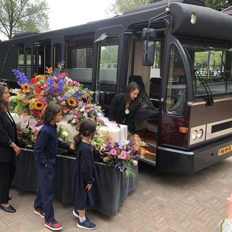Rooshert Uitvaartbegeleiding - rouwvervoer met uitvaartbusjpg.jpg