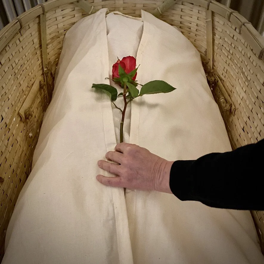 Rooshert Uitvaartbegeleiding - laatste groet met bloem.jpg