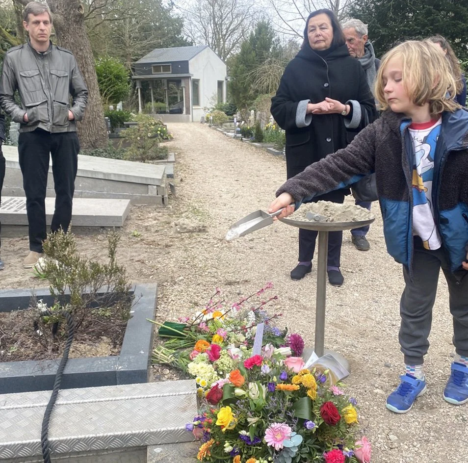 Rooshert Uitvaartbegeleiding - nog een schepje zand voor opa.jpg