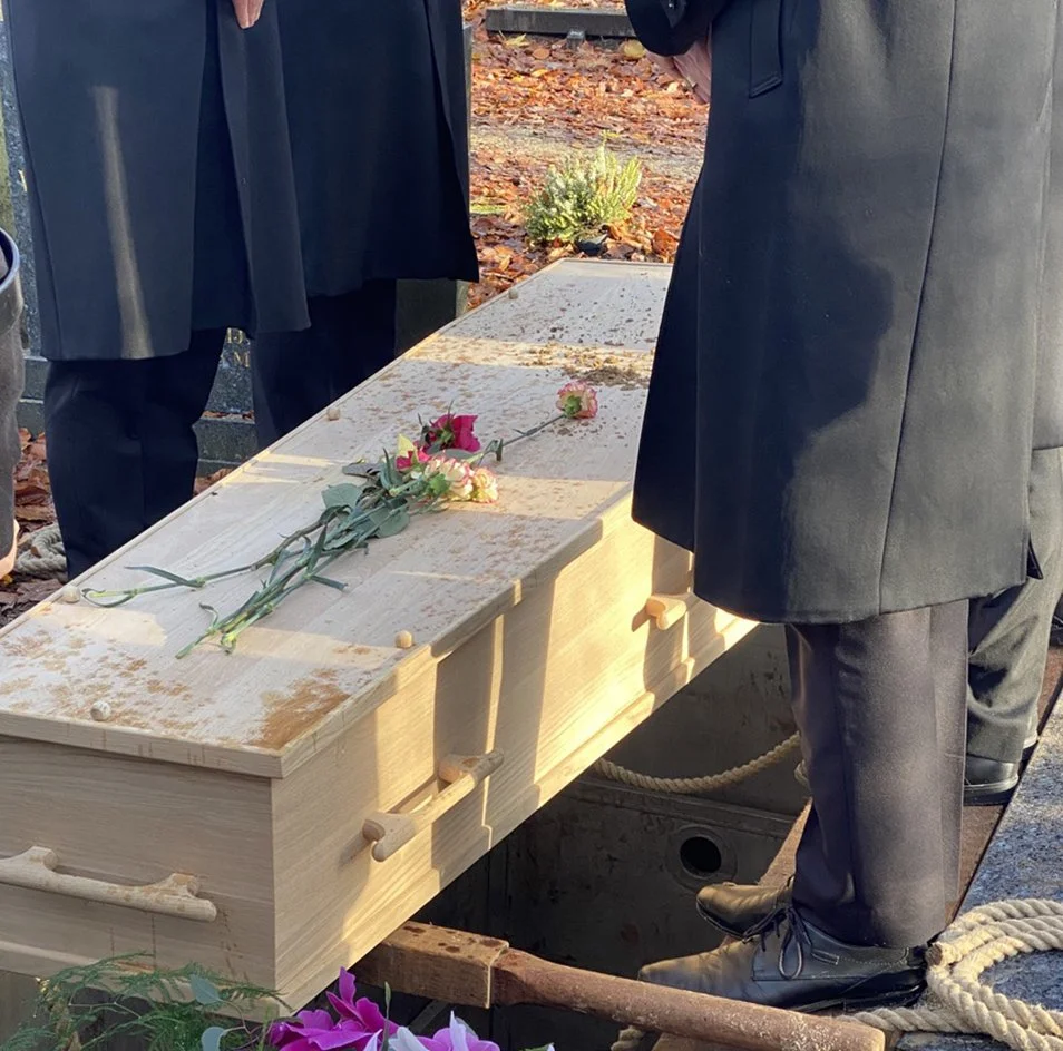 Rooshert Uitvaartbegeleiding - allerlaatste groet met bloemen.jpg