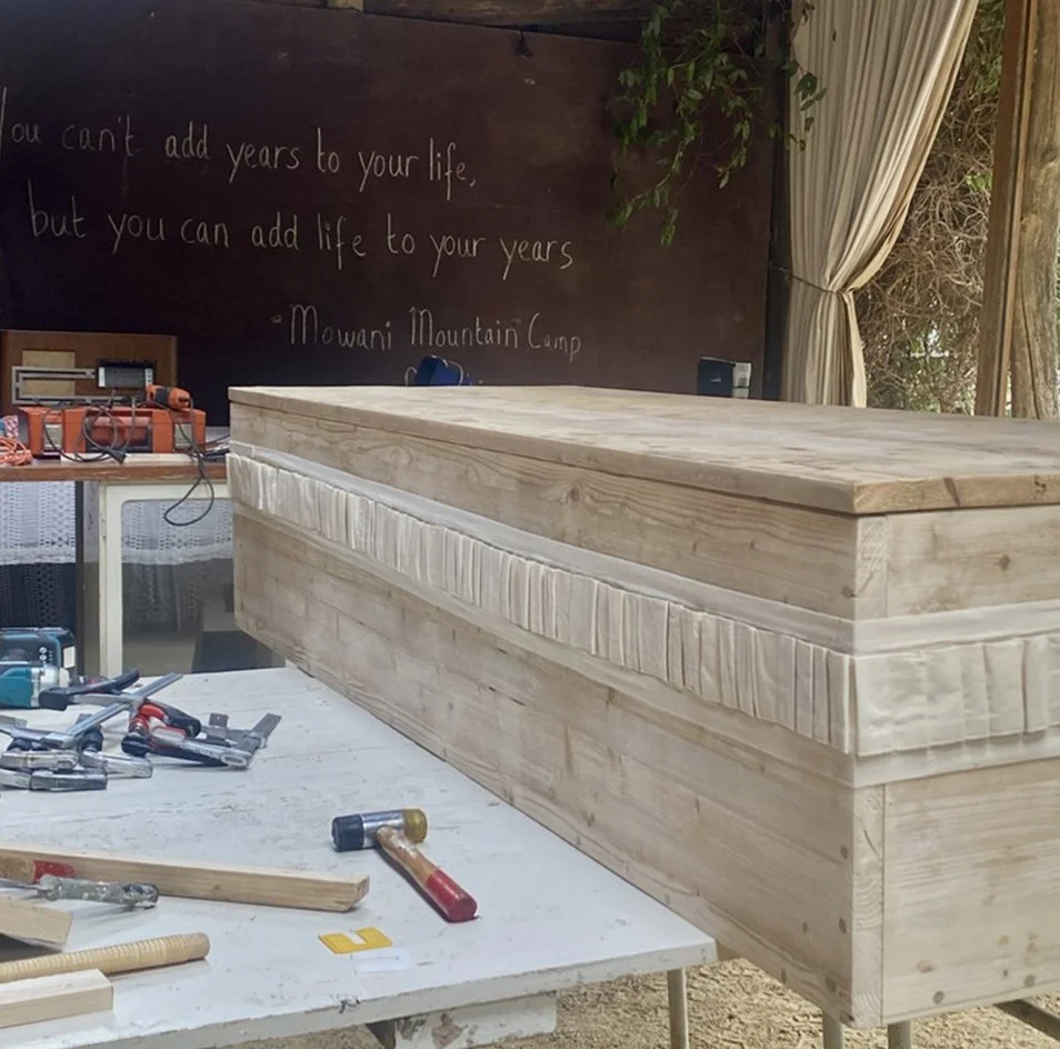 Rooshert Uitvaartbegeleiding - zelf de grafkist maken.jpg