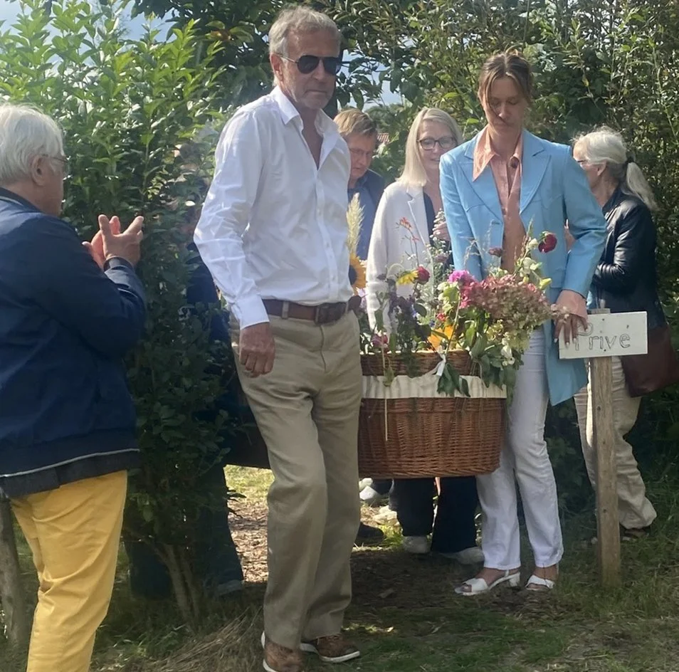 Rooshert Uitvaartbegeleiding - overledene wordt naar de uitvaartbus gedragen.jpg