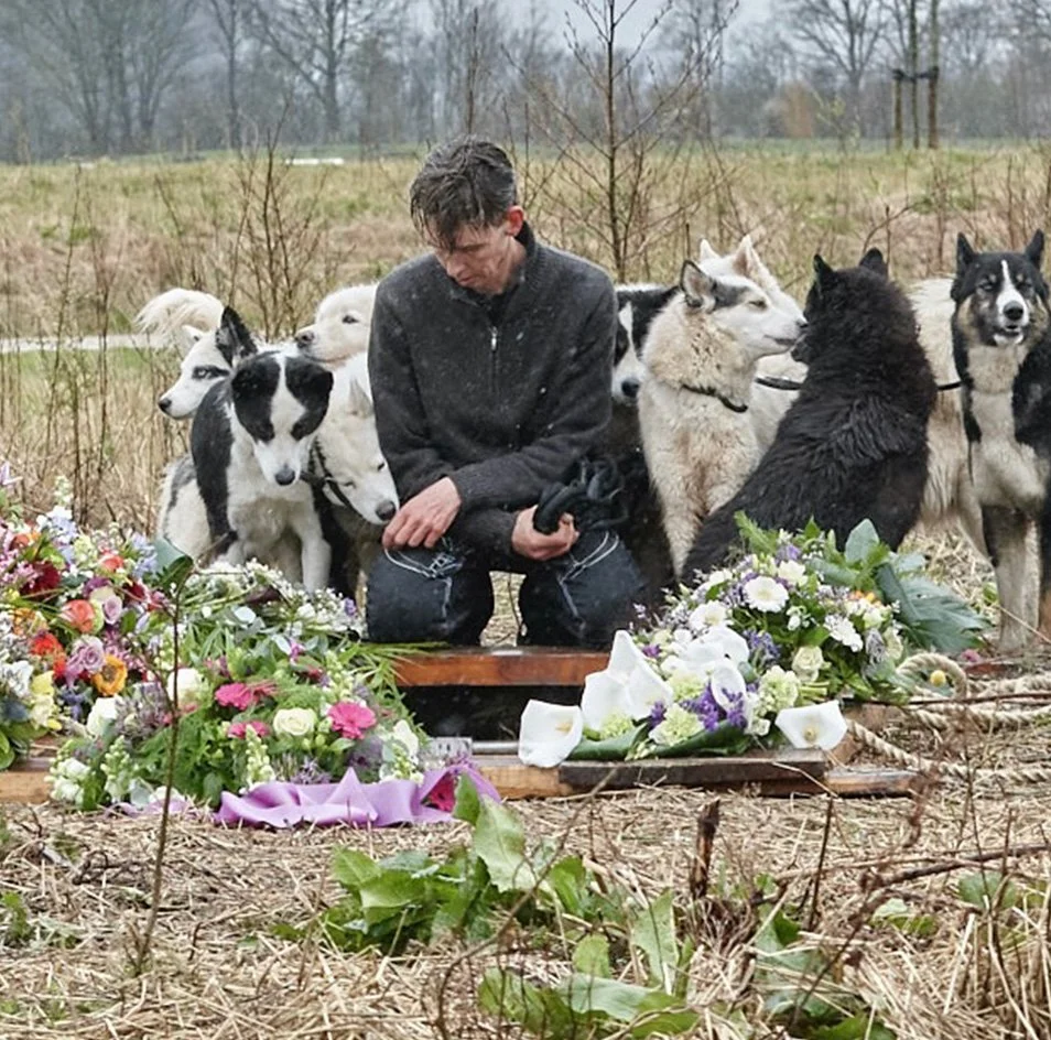 Rooshert Uitvaartbegeleiding - samen met haar roedel afscheid nemen.jpg