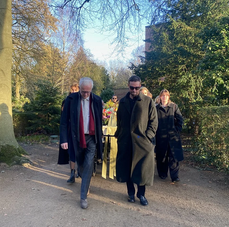 Rooshert Uitvaartbegeleiding -  familie begeleidt overledene naar Crematorion Zorgvlied.jpg