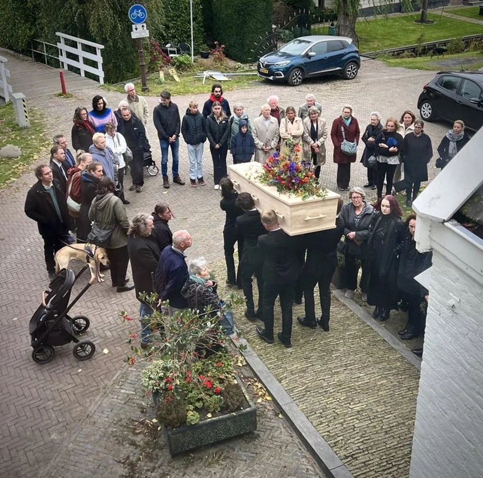 Rooshert Uitvaartbegeleiding - overledene wordt de kerk uitgedragen.jpg