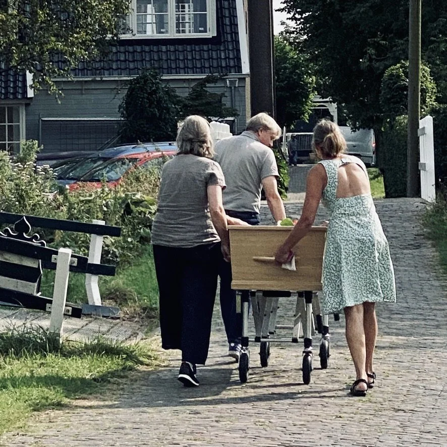 Rooshert Uitvaartbegeleiding - overbrengen naar de kerk.jpg