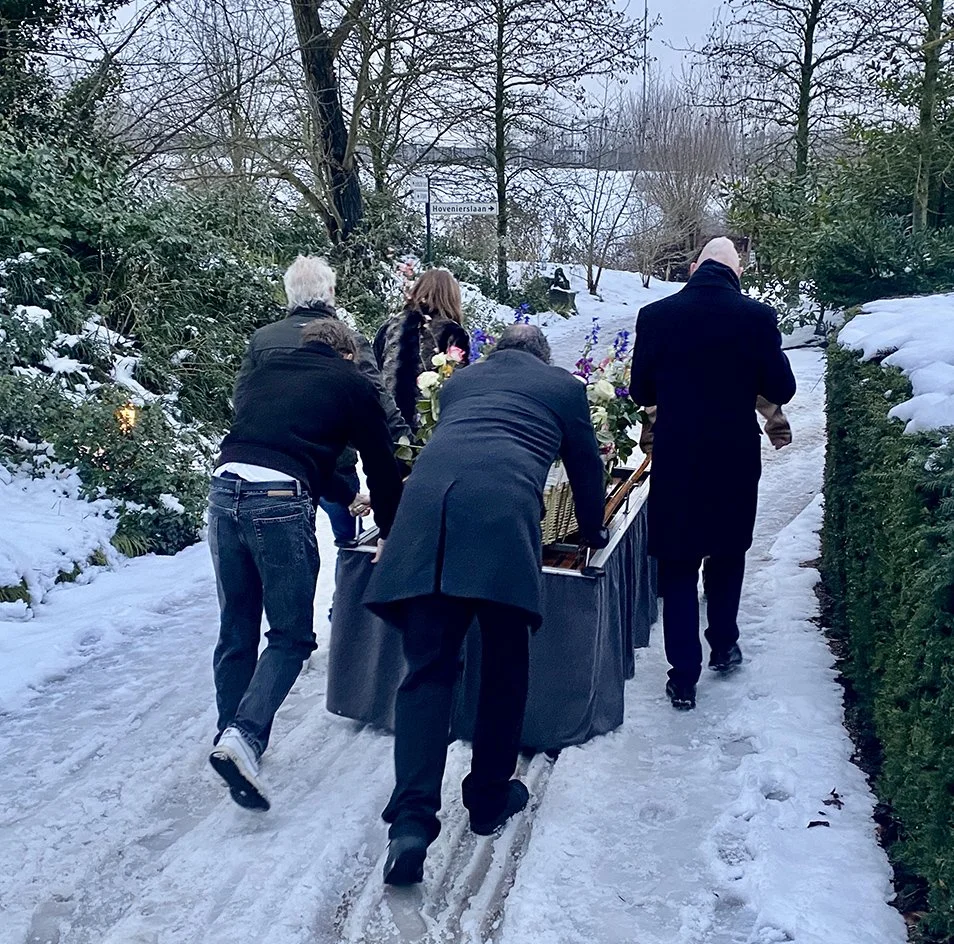 Rooshert Uitvaartbegeleiding - crematiegang Zorgvlied in de sneeuw.jpg