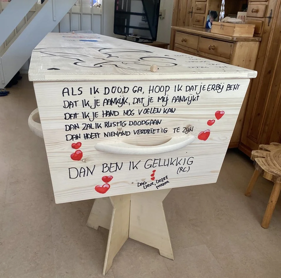 Rooshert Uitvaartbegeleiding - de kist beschilderen.jpg