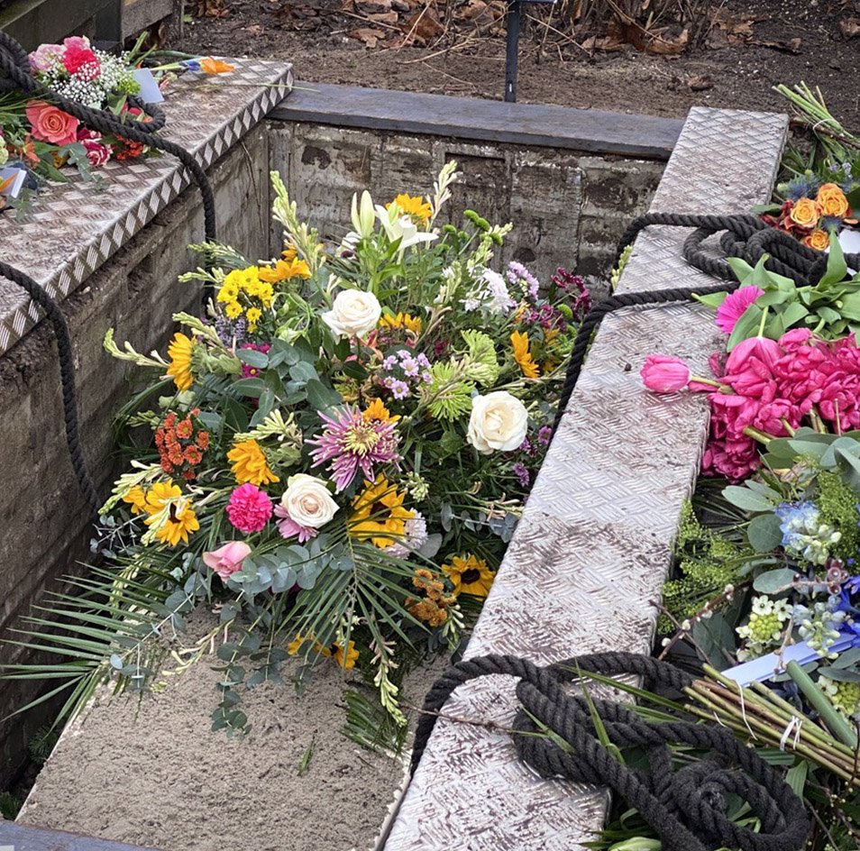 Rooshert Uitvaartbegeleiding - begraving kist laten dalen met touwen.jpg