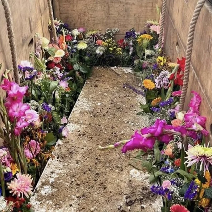 Rooshert Uitvaartbegeleiding - laatste groet met schepje zand.jpg