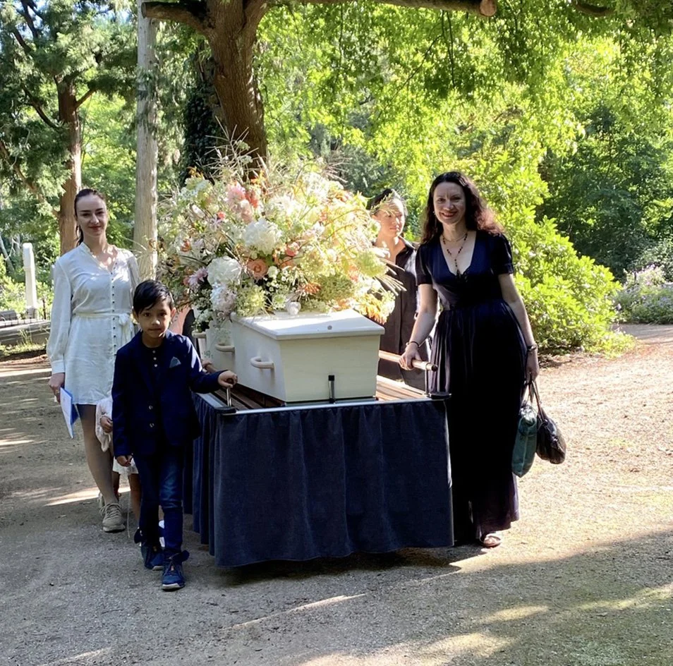 Rooshert Uitvaartbegeleiding - familie begeleidt overledene met rijdende baar.jpg