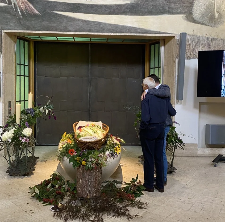 Rooshert Uitvaartbegeleiding - Laatste groet in aula van De Nieuwe Ooster.jpg