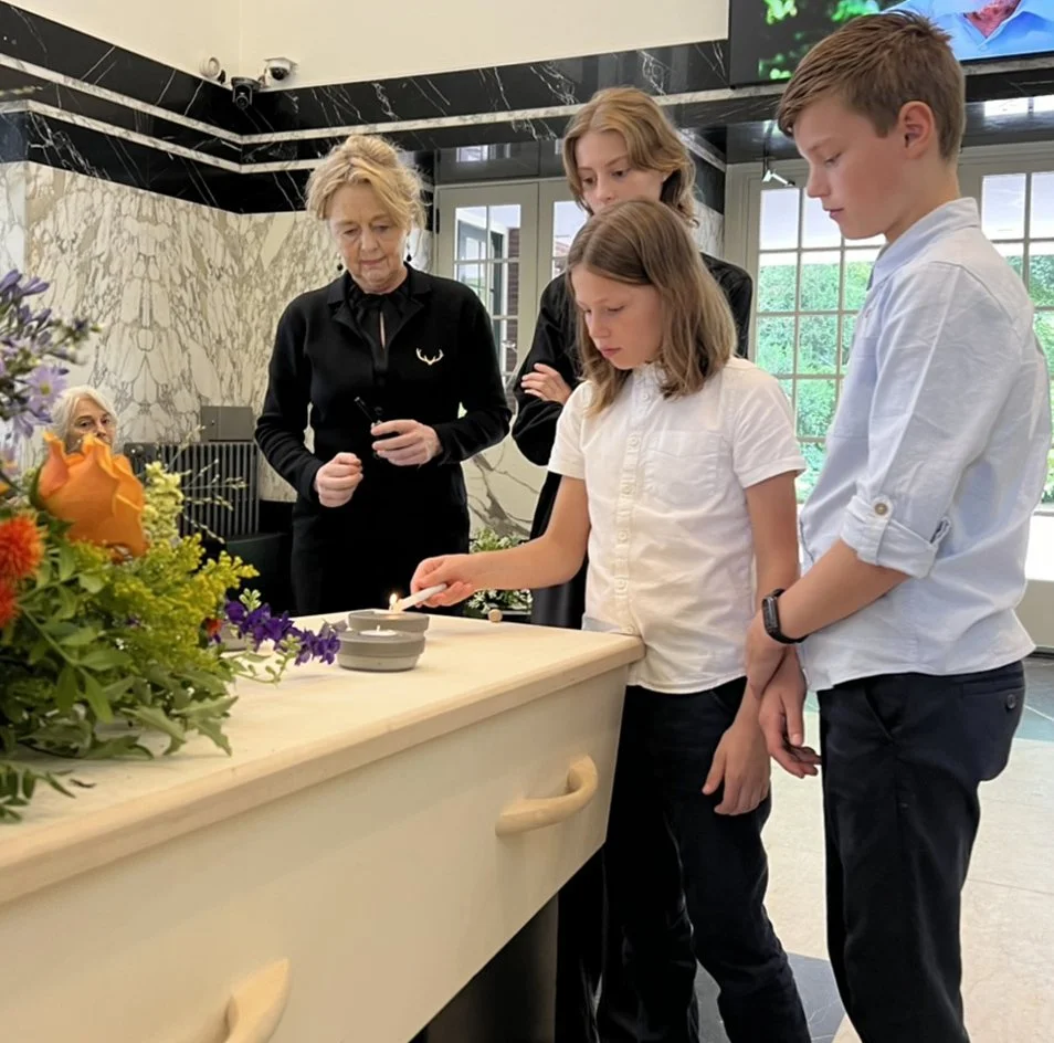 Rooshert Uitvaartbegeleiding - kleinkinderen steken kaarsje aan bij opa.jpg