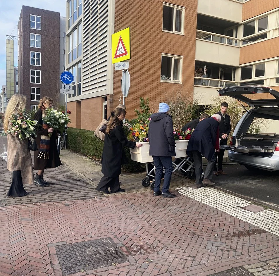 Rooshert Uitvaartbegeleiding -  familie begeleidt overledene naar rouwauto.jpg