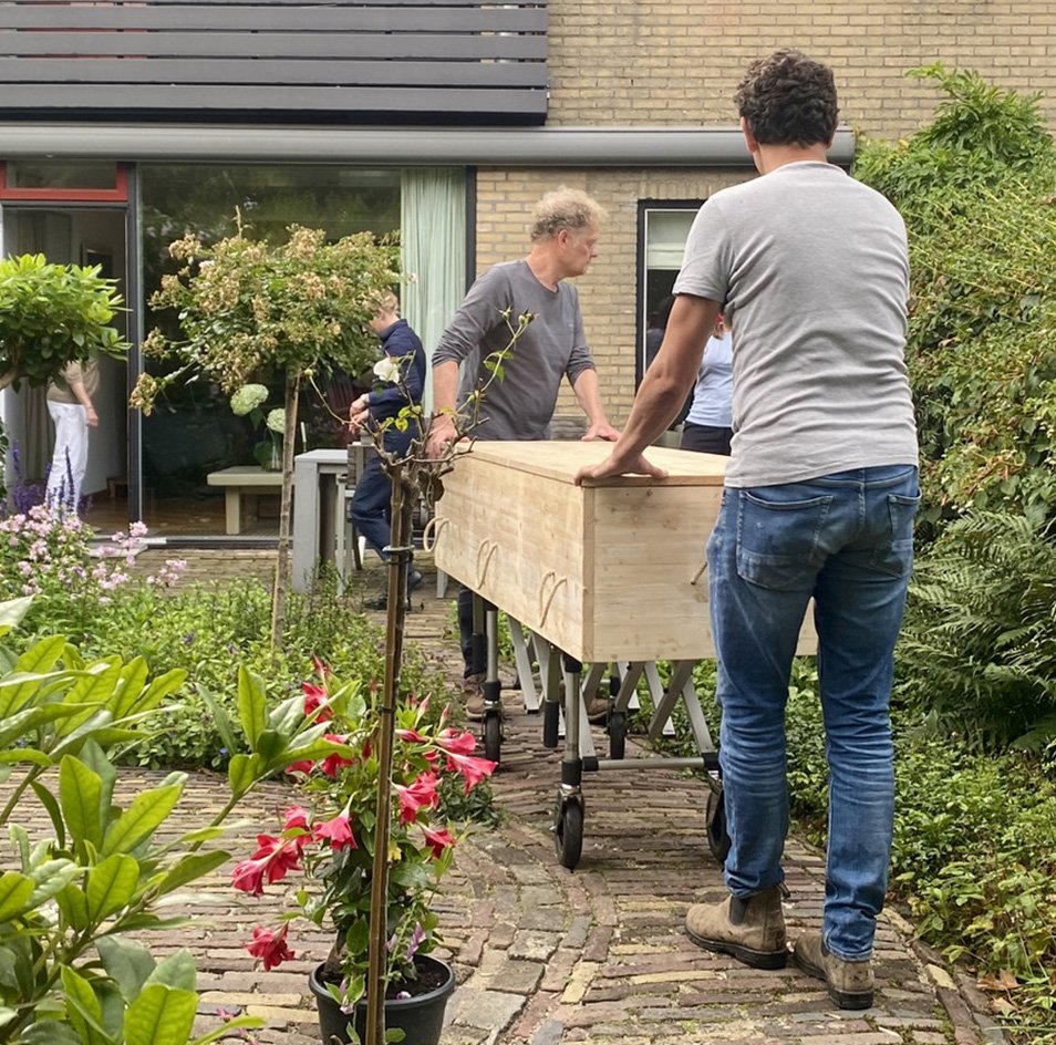 Rooshert Uitvaartbegeleiding - overledene wordt door familie het huis uitgedragen.jpg