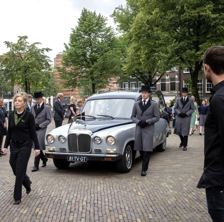 Rooshert Uitvaartbegeleiding - rouwvervoer met oldtimer 2.jpg