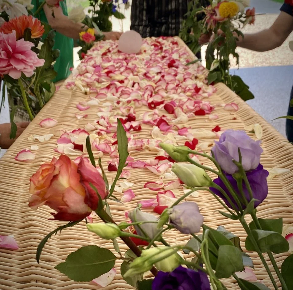 Rooshert Uitvaartbegeleiding - bloemenzee met rozenblaadjes.jpg