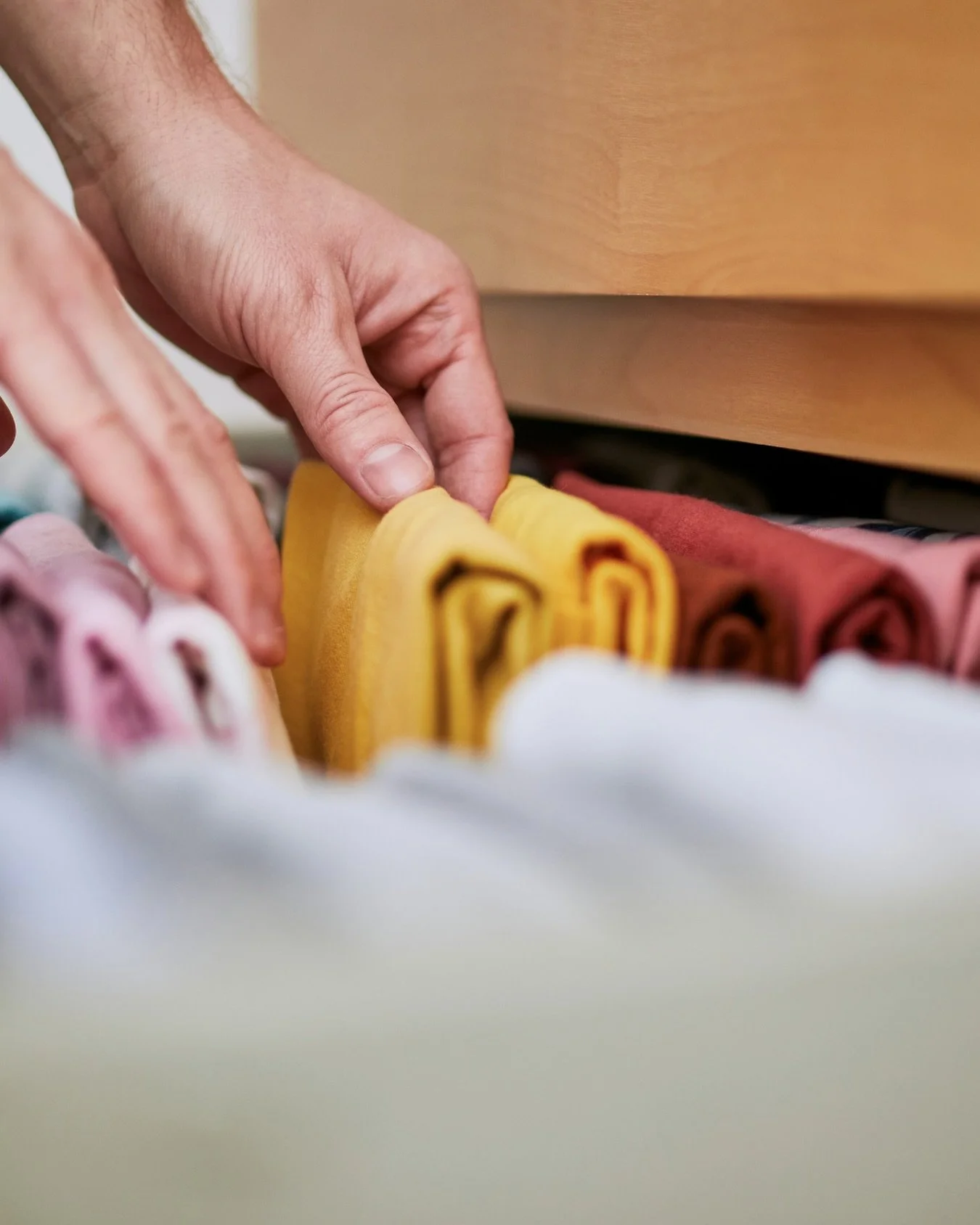 If your dresser never stays organized, this is why 👕👇

- Fold clothes vertically, not stacked, so everything is visible
- Keep folds the same size so drawers don&rsquo;t shift
- Roll soft items like tees and leggings to save space
- Group similar i