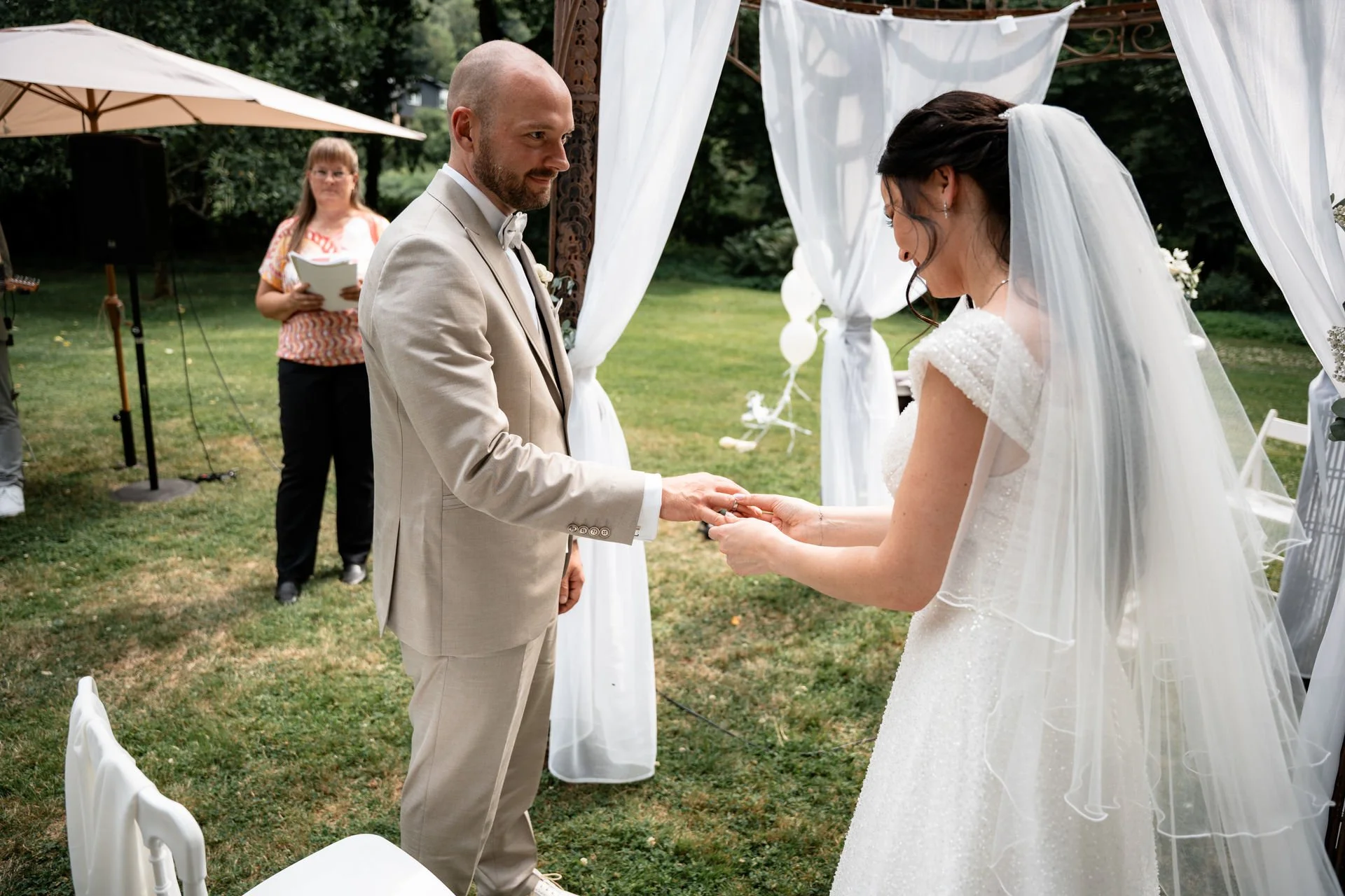 Ein Brautpaar bei der Eheschließung auf Schloss Burg Namedy