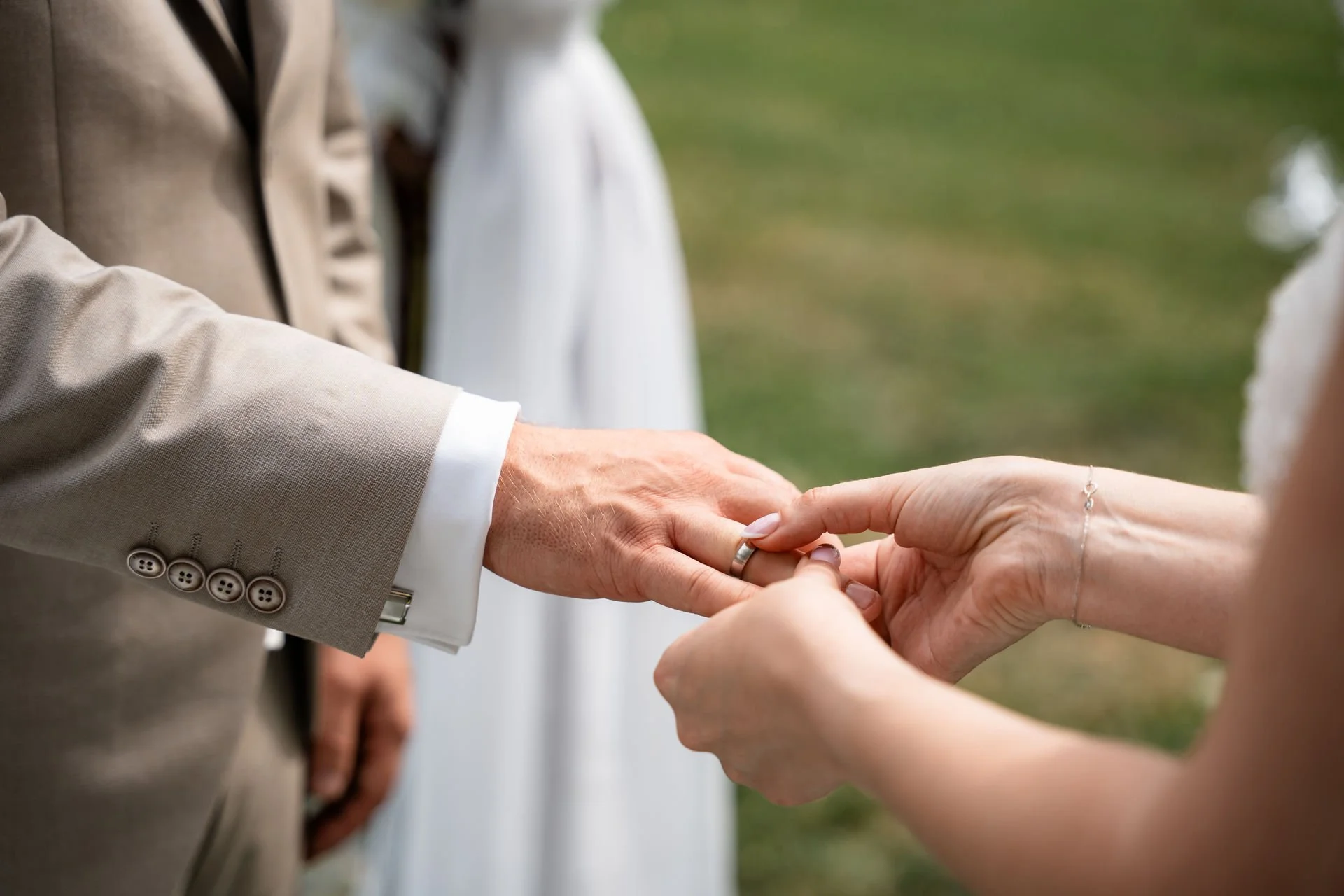 Ein Brautpaar bei der Eheschließung auf Schloss Burg Namedy