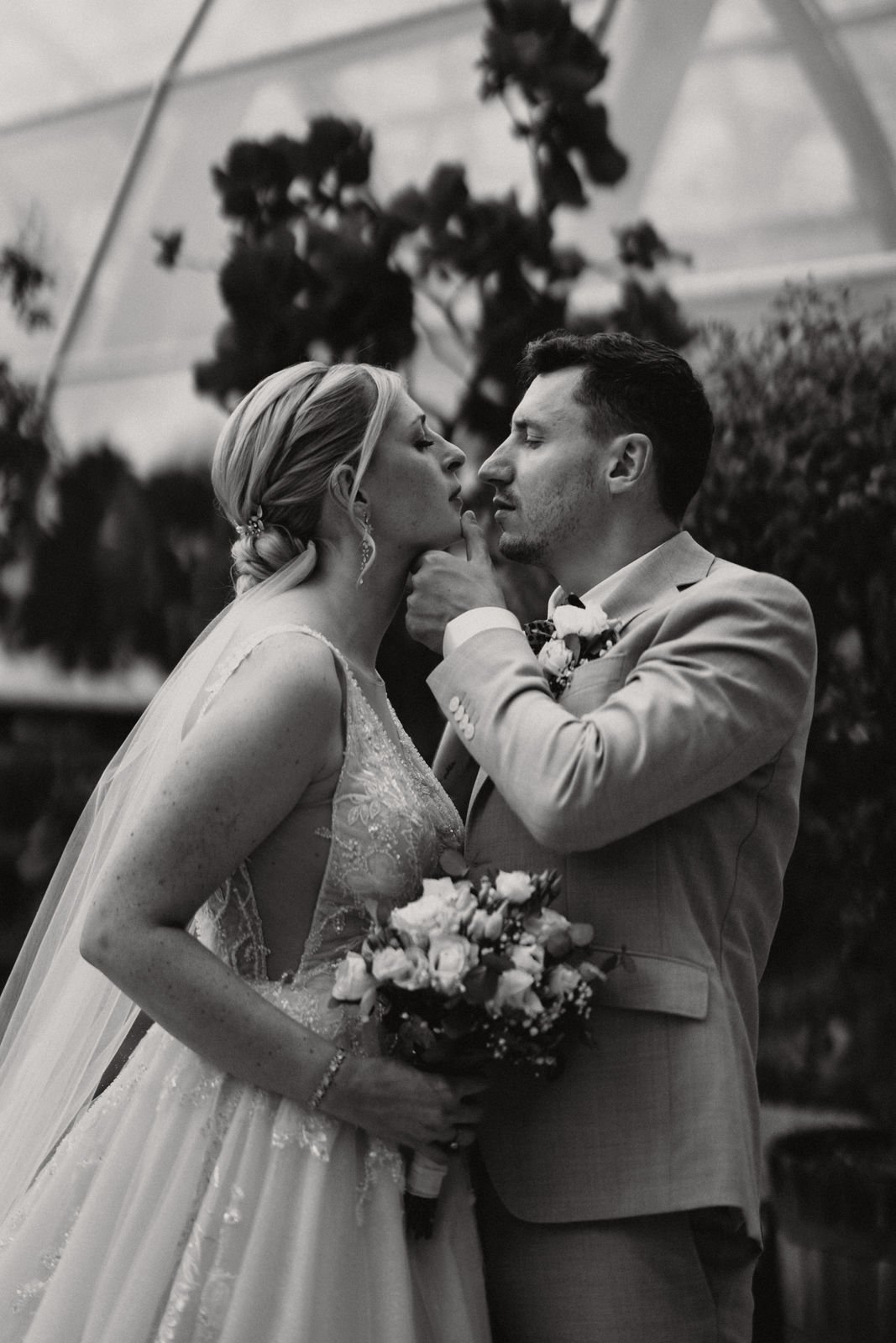 Braut und Bräutigam bei einer Hochzeit, Nahaufnahme, schwarz-weiß