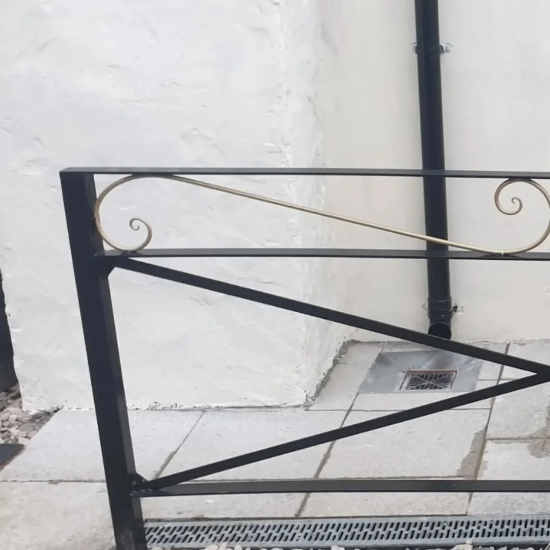 Another project I am delighted to be shared! Small 2 meter railing with touches of forged worked mixed with fabrication.. 
#forging #blacksmithing #handforged #modernblacksmith #railing #localcraft #blacksmith #donegalcrafts #donegal #wildatlanticwa