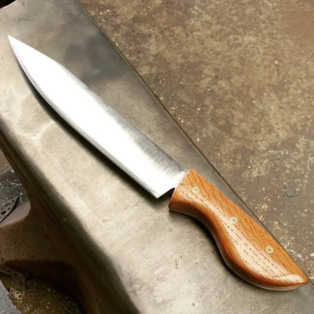 Put the finishing touches to this gorgeous  carving knife, coil spring blade hardened and tempered with a razor edge, handled with beautiful Irish oak set with copper and brass mosiac pins 
Got a little fancy with this one 🤣
#knivesofinstagram #car