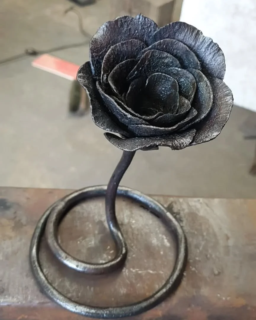 One of the roses I forged up for valentines day, really pleased with the outcome..
Still available to buy, just DM me 
#handforged #handmadeindonegal #blacksmithing #forgedrose #rose #valentines #gift #forgedinireland #wildatlanticwaydonegal