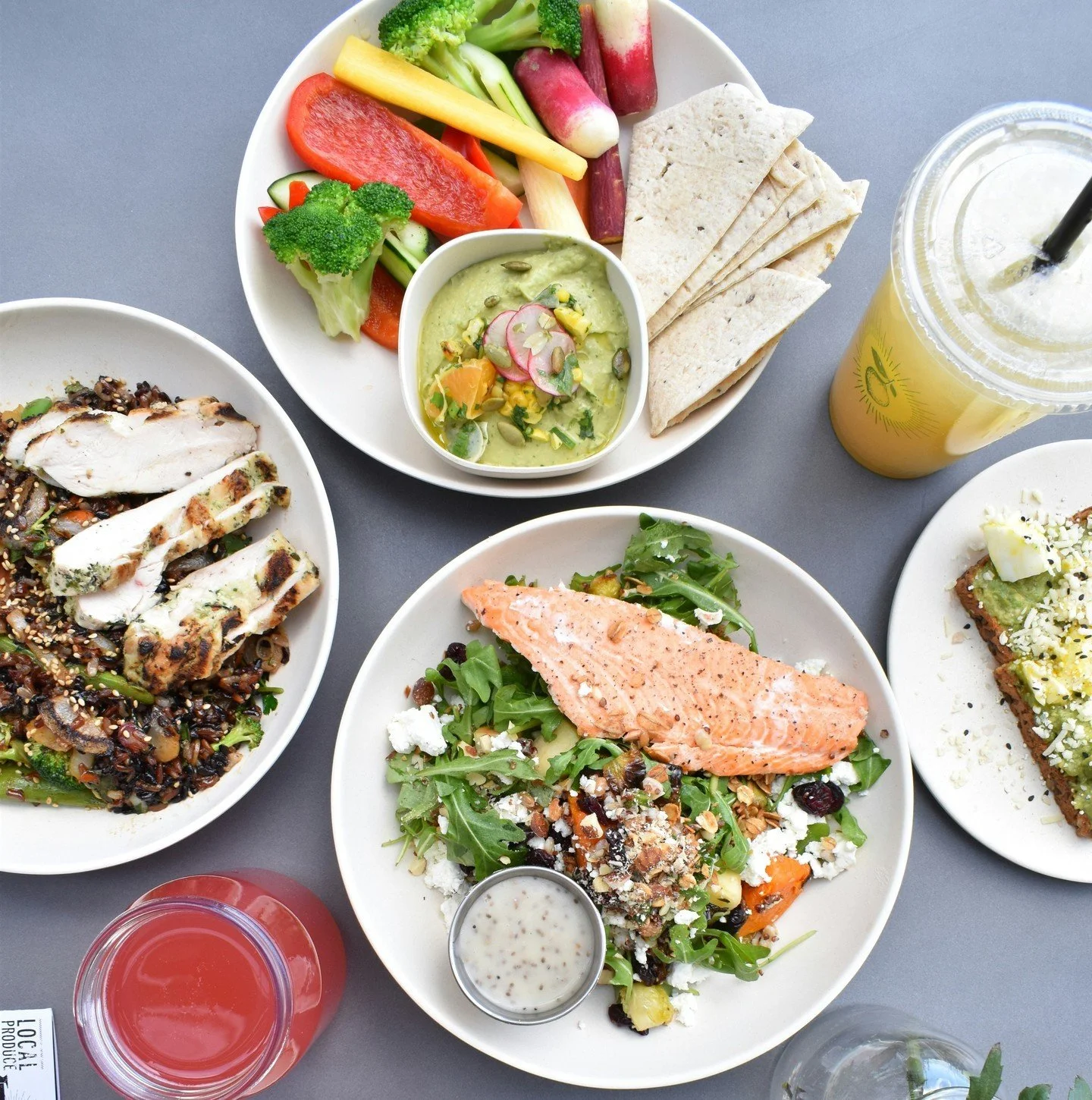 Eat More Fish for Heart Health! 🐟💙 Make a Splash with Seafood!
Did you know incorporating fish into your diet can be a game-changer for your heart health? Here’s why you should aim to eat at least 8 ounces of fish each week:
✨ Why Fish?
Lo
