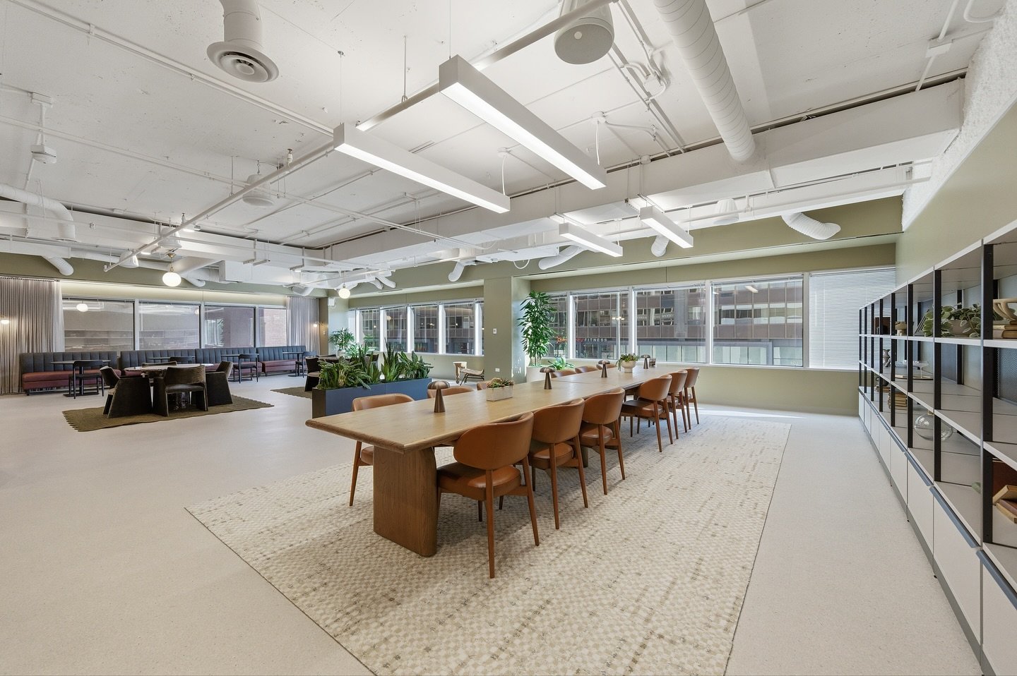 A modern and stylish space designed for relaxation, fun, and productivity, the new tenant amenity space at 150 N Michigan offers tenants an inviting place to connect and unwind. The space features training rooms, co-working areas, individual workspac