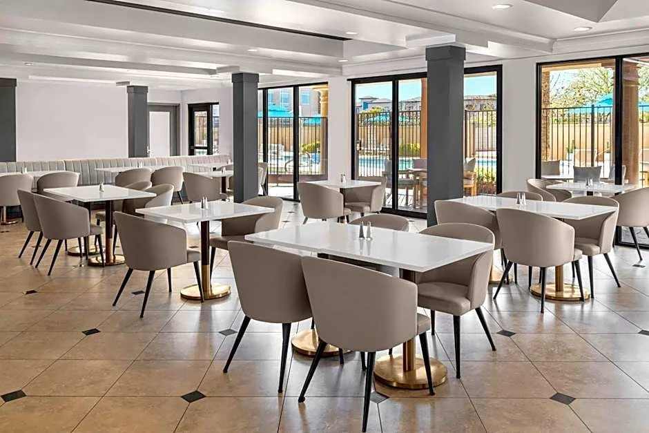 doubletree  eating area.jpeg