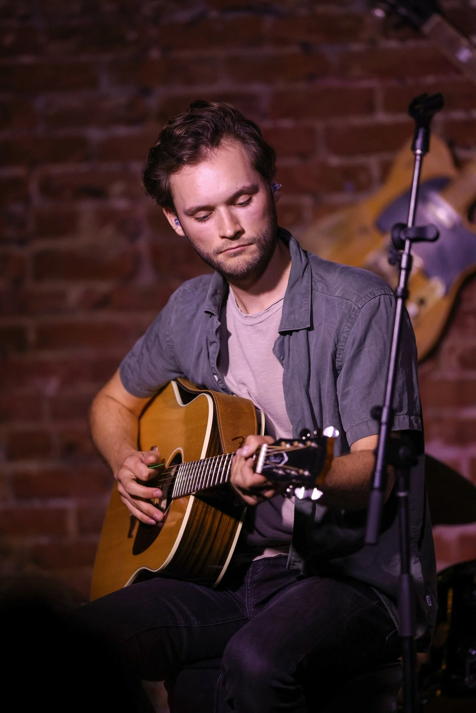 ACOUSTIC GUITAR HQ PHOTO.JPG