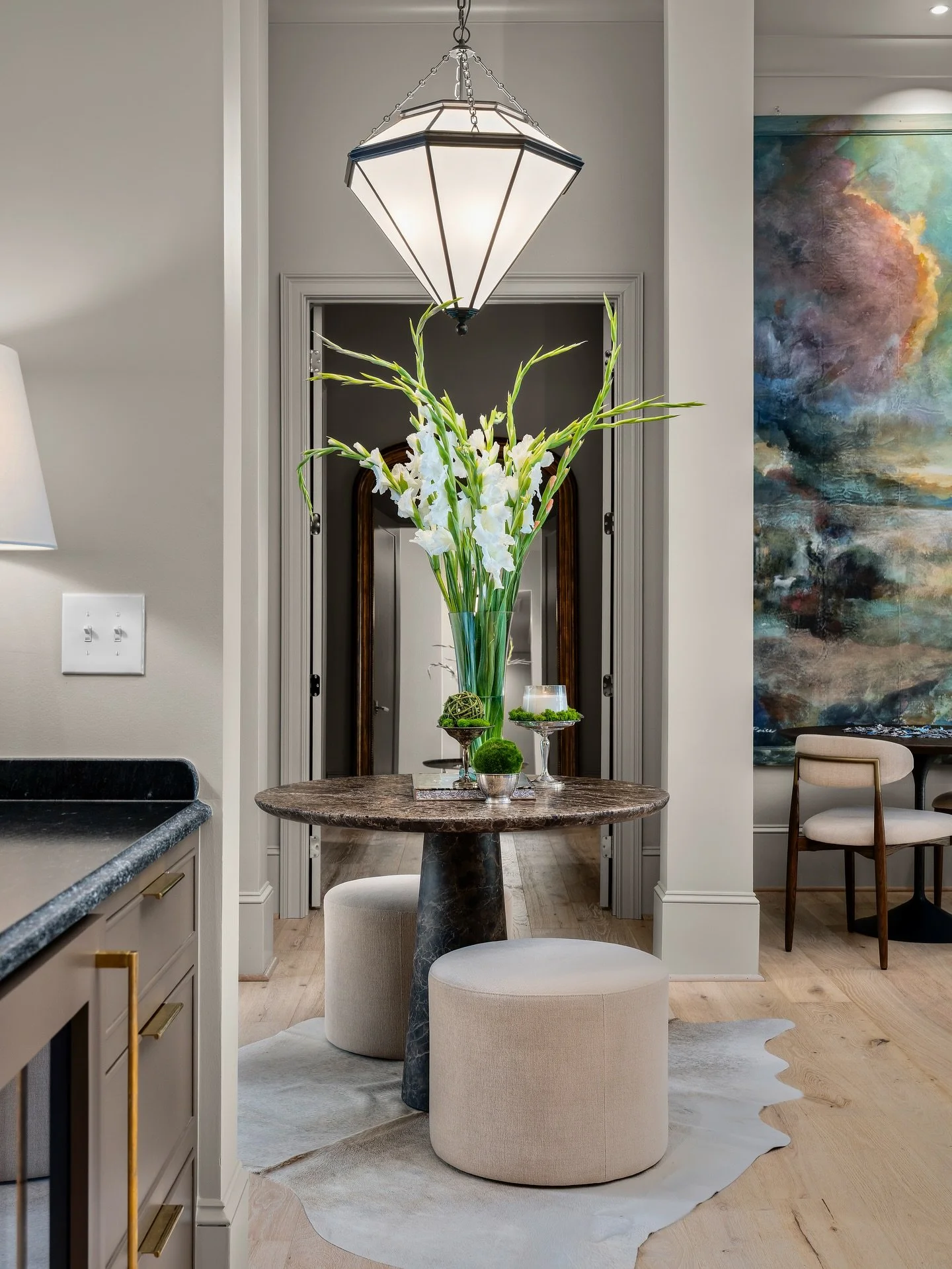 Every home tells a story and the entryway is where it begins 

#home #house #interiors #architecture #interiordesign #entry #foyer #welcomehome #smithlake #lakehouse #dreamhouse #entryway #dream #table #lakehome #lake #design #bunnies #vacationhouse