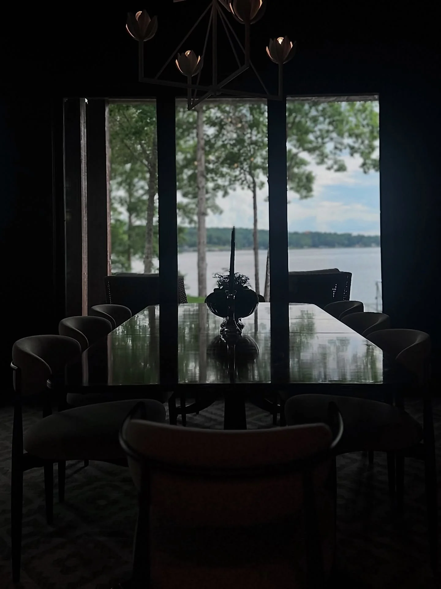 Hope your Friday dinner plans include a lake view🤍

#architecture #design #interiors #lakehouse #lakehome #house #home #furniture #newhouse #weekendhouse #weekend #lake #dinnertime #diningroom #friday #smithlake #lakeside #construction #details #des