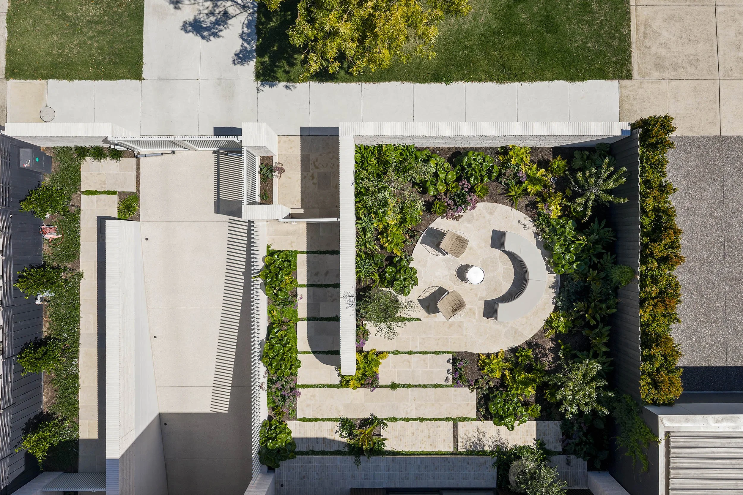Contemporary landscape design Brighton by Mint Design Thomas Archer home