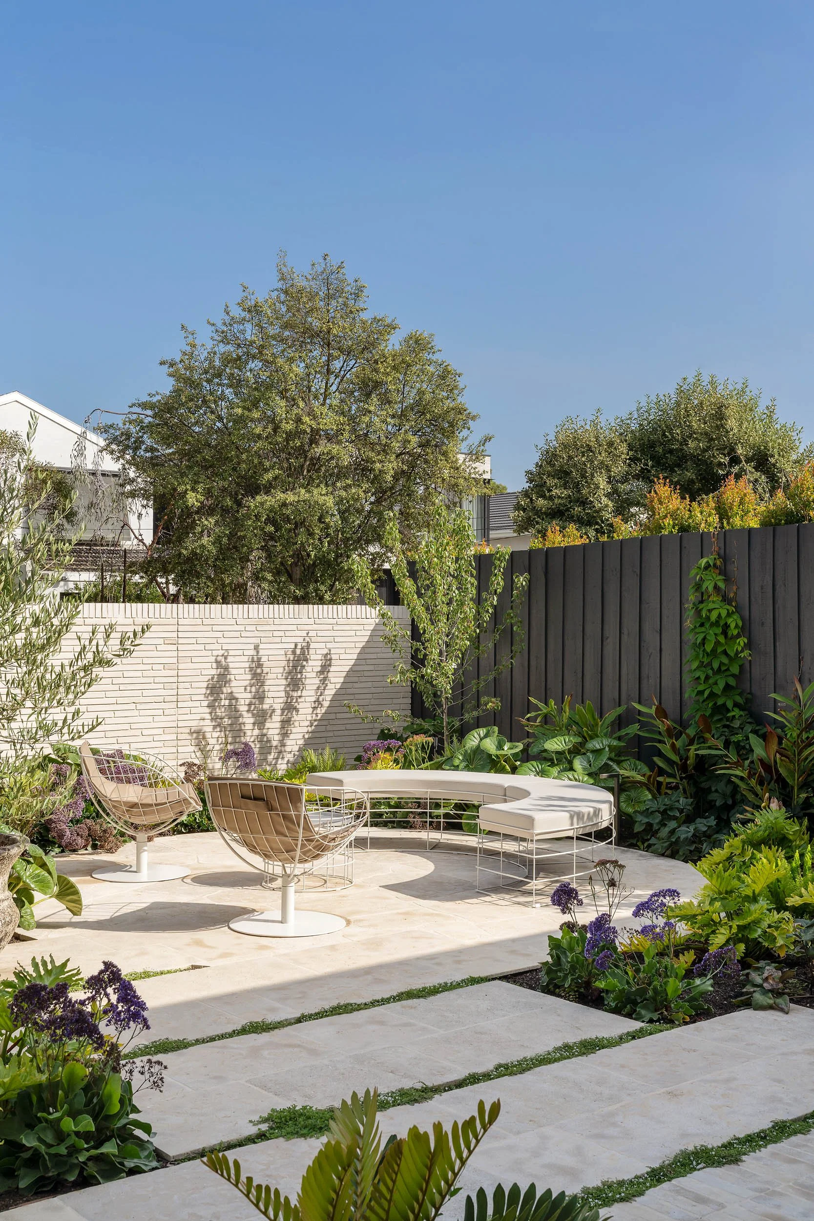 Contemporary landscape design Brighton by Mint Design Thomas Archer home