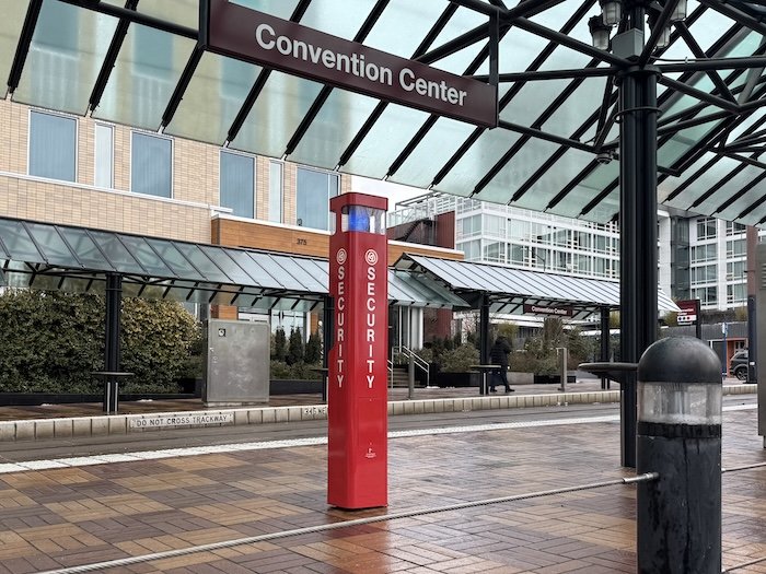 TriMet implanta teléfonos de seguridad y un centro de operaciones de seguridad 24 horas al día, 7 días a la semana
