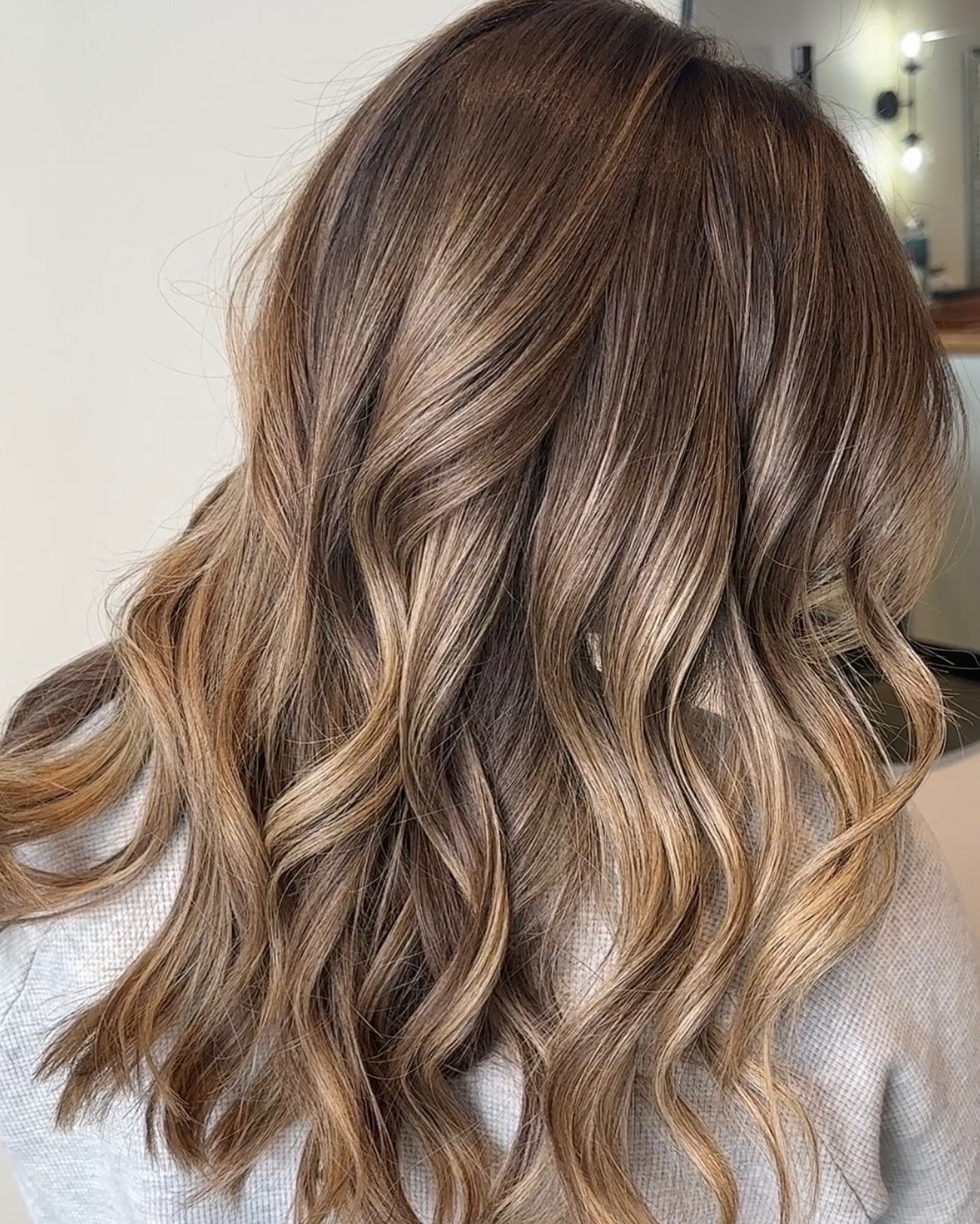 Our busy guests love a low maintenance, blendy balayage! Go 6 months between color appointments with no harsh grow out line! Looks natural and sun-kissed☀️

Color by Ashleigh 
📞303-799-4242

#denverbalayage #denverblondes #denvermoms #lonetreecolora
