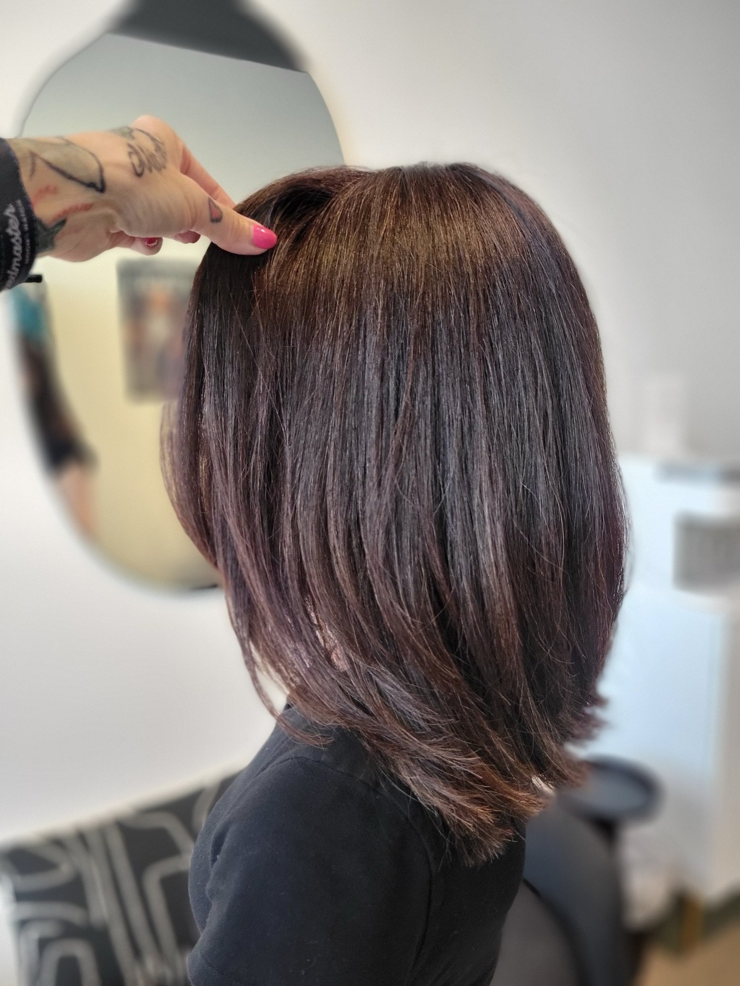The secret to this shine?! @aveda color + a new Aveda product launching soon 👀

Color and cut by Yvonne @yvonne_renee_hologram 

📞303-799-4242

#denvermoms #denverhair #denversalon #denverbrunette #avedabrunette #lonetreecolorado #parkercolorado