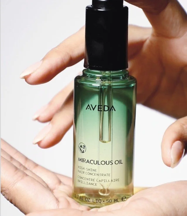 This has become one of my favorite ways to finish a service. 💚

Botanical Repair&trade; strengthens the hair from the inside out, and Miraculous Oil adds a soft, weightless shine without ever feeling greasy. This duo has your back.

Botanical Repair