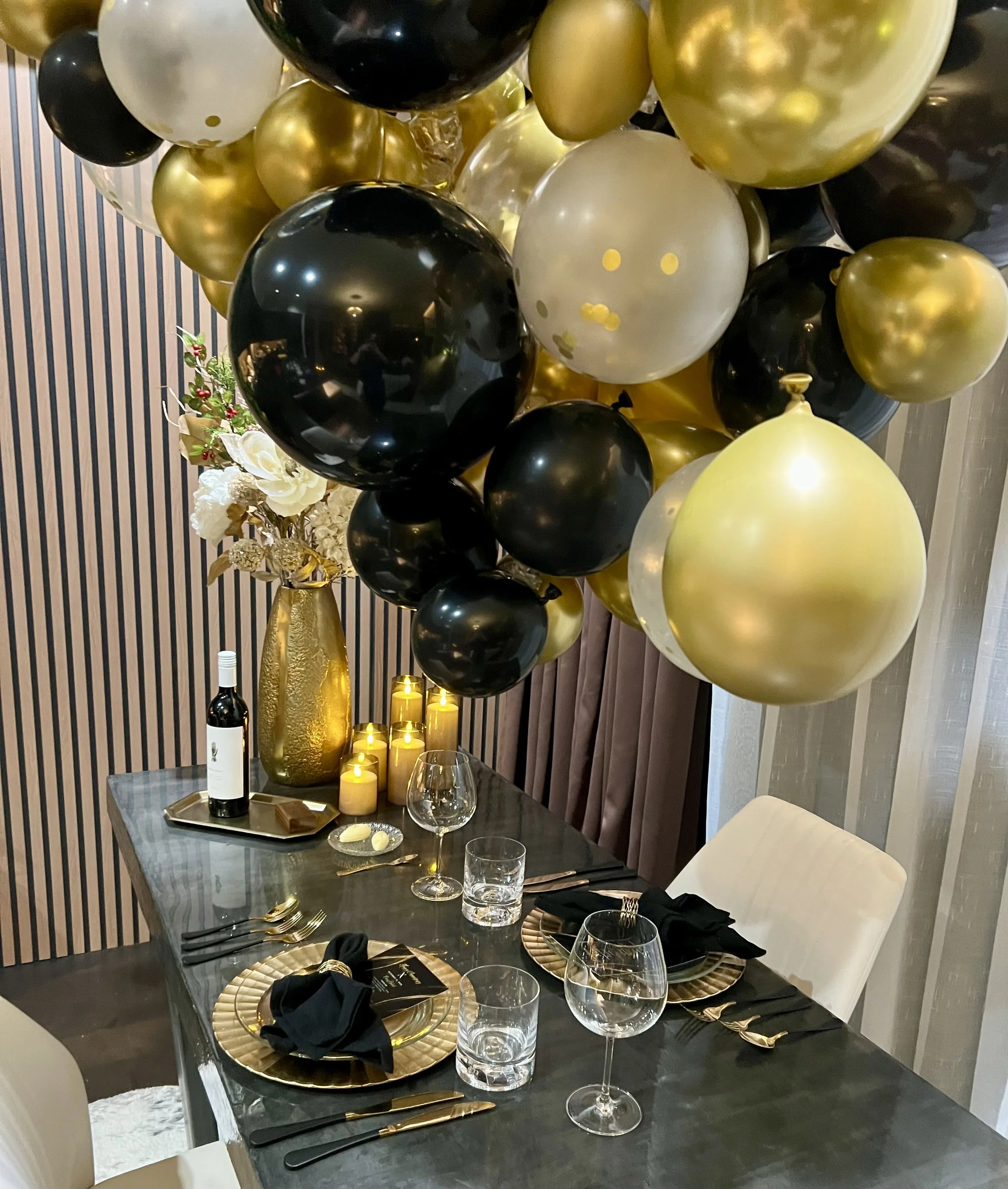 Beautiful Black and Gold table setting to celebrate a lovely couples 10th wedding anniversary in Sonoma county