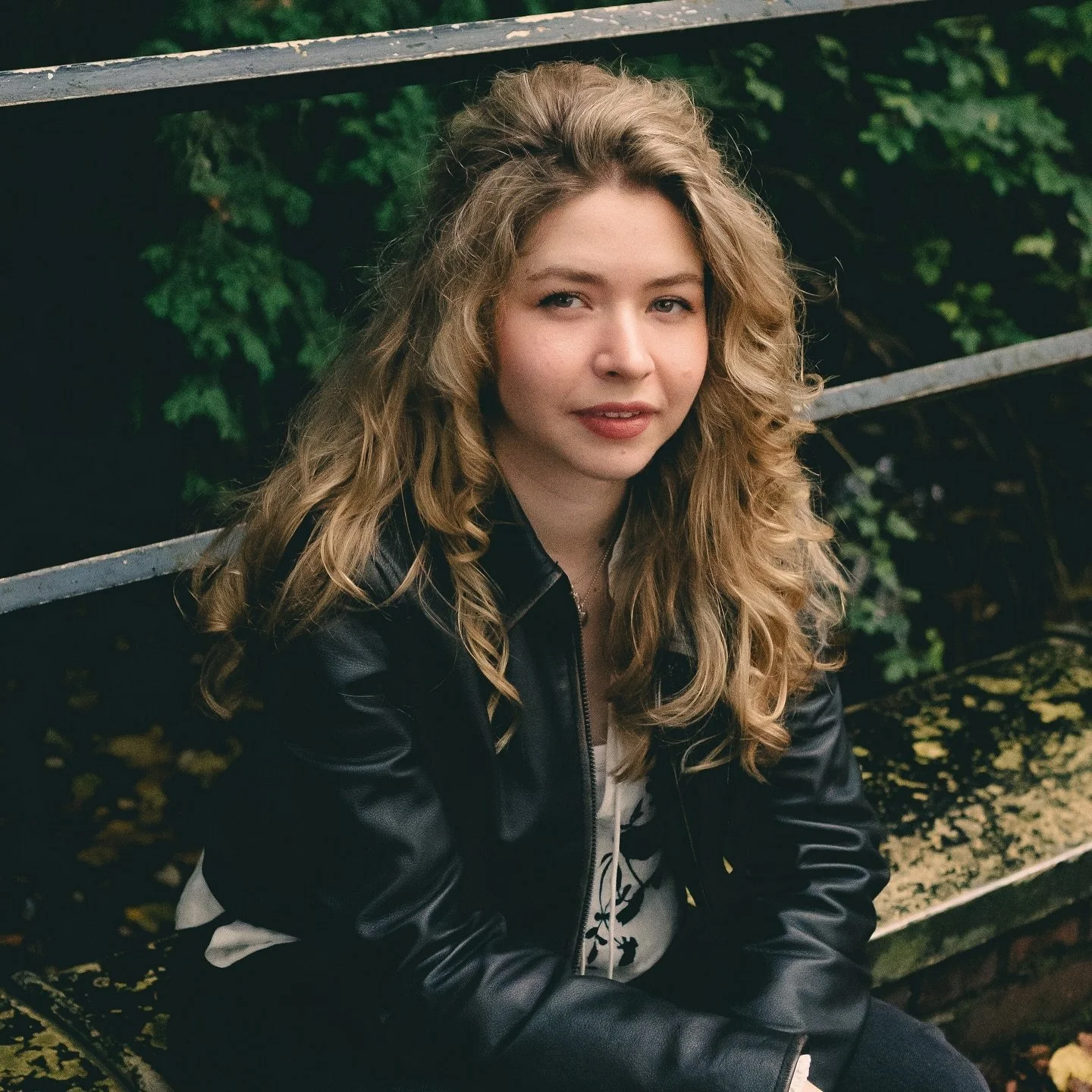 Hi everyone 👋👋 I&rsquo;ve had a few new followers recently so wanted to tell you a bit about me! 

- I&rsquo;m a designer with over five years of industry experience, securing my first design role whilst still at university. I work full time as a s