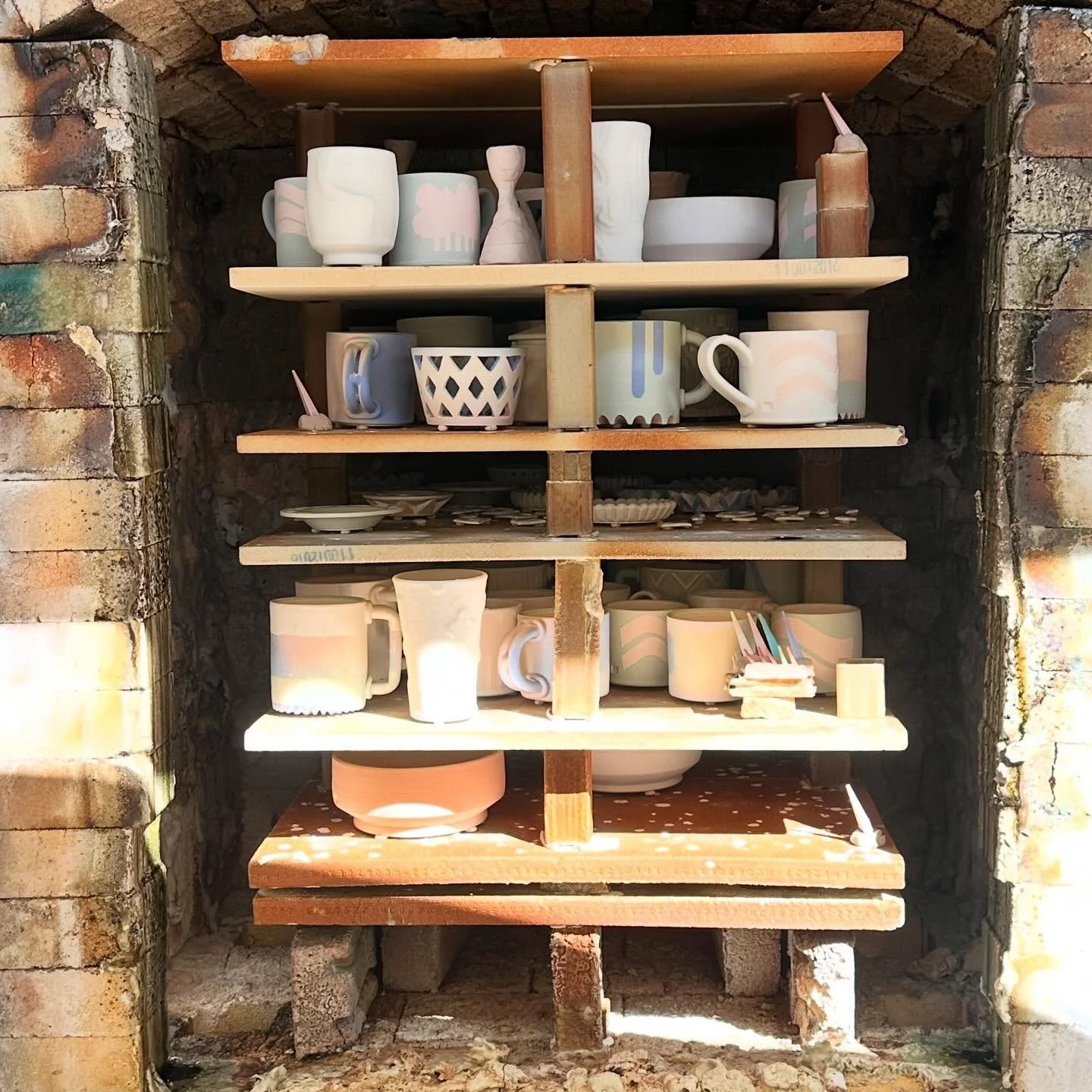 The last week has been a whirlwind of finishing production, loading, selling, packing, LOTS of driving and prepping for this firing, but boy does it feel good to be hanging with @ryanmckerley and getting to fire down here again. Always a pleasure and