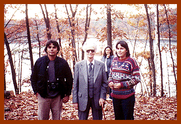 Juan Robinson, B. F. Skinner, Mireya Bustamante y Linda Armendáriz durante una visita a Walden Pond, Concord, Massachusetts.