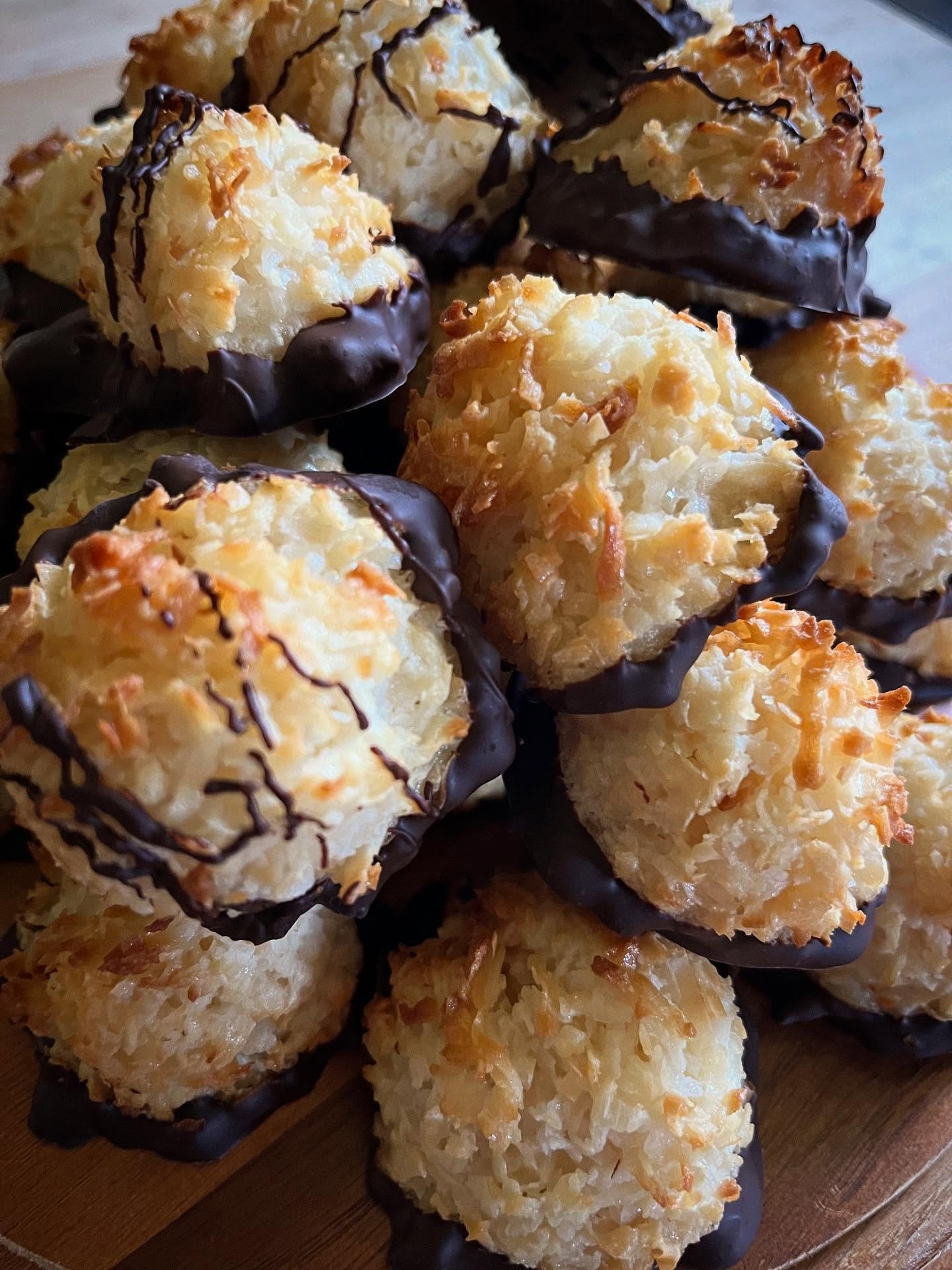 Come and get these beauties at the Farmers Market tonight from 4:30-6!
This Week’s Bakes:
🥥 GF Coconut Macaroons 🥥
🍋‍🟩 Key Lime Pie 🍋‍🟩