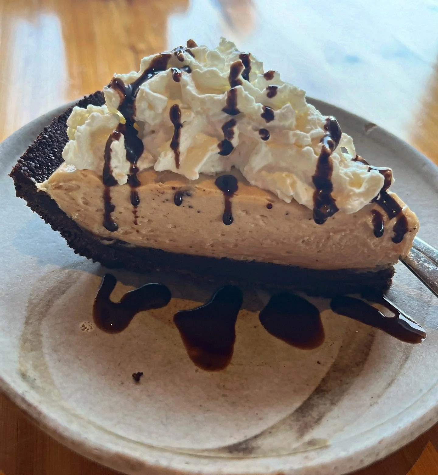 ✨Chocolate Peanut Butter Pie✨
Head to @angrytrout61 for a slice of this classic diner pie. Handmade ganache-coated chocolate crust for the win 🏆