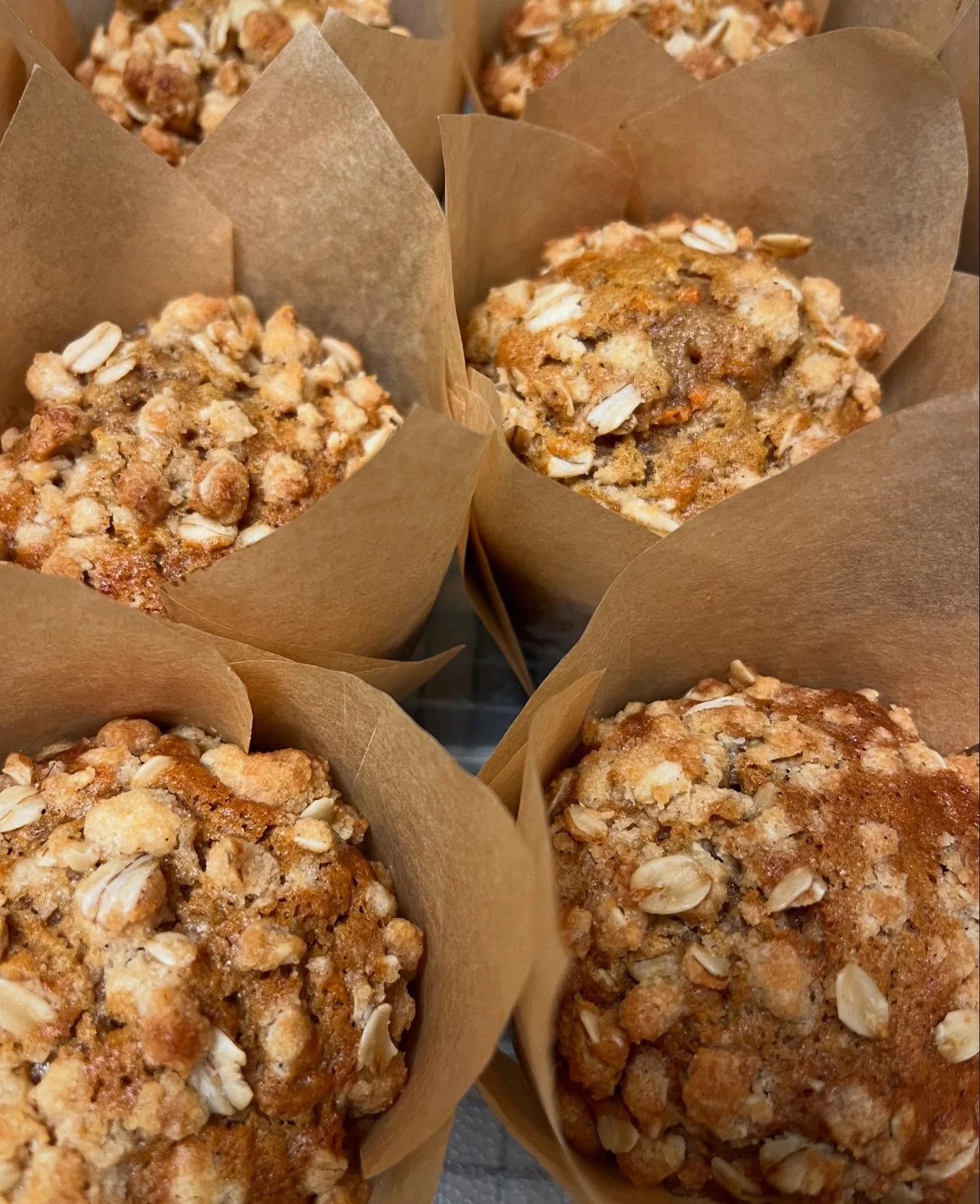 ✨Carrot Cake Muffins✨
Topped with Oat Crumble. Breakfast cake is always a great way to start the weekend! Delivered fresh this morning to @cookcountycoop and @johnsons_foods