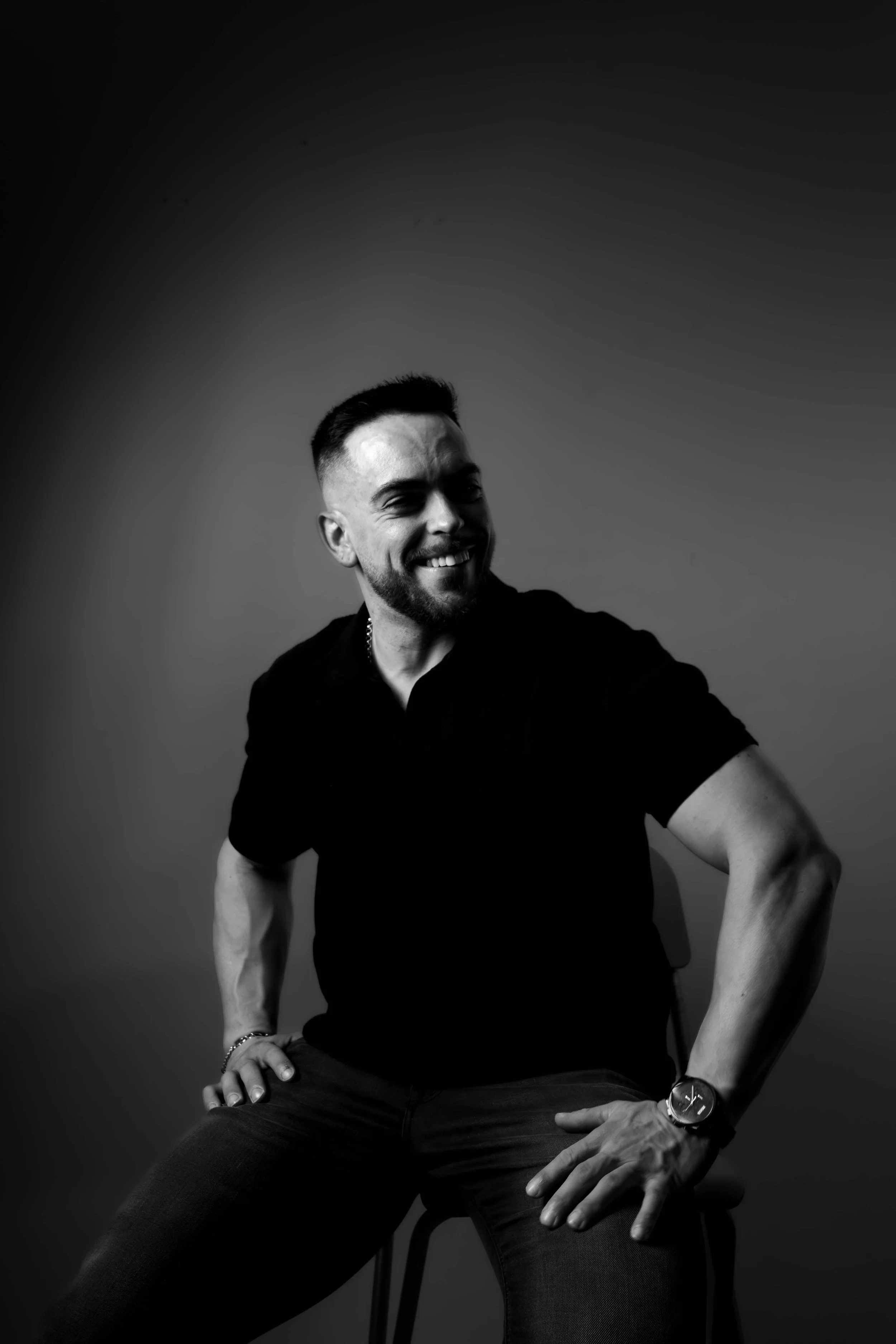 Retrato profesional con iluminación dramática que combina sombras intensas y luz dirigida para acentuar la forma del rostro. La técnica de clave baja añade misterio y elegancia, generando una estética sofisticada. Fotografía producida en estudio por 