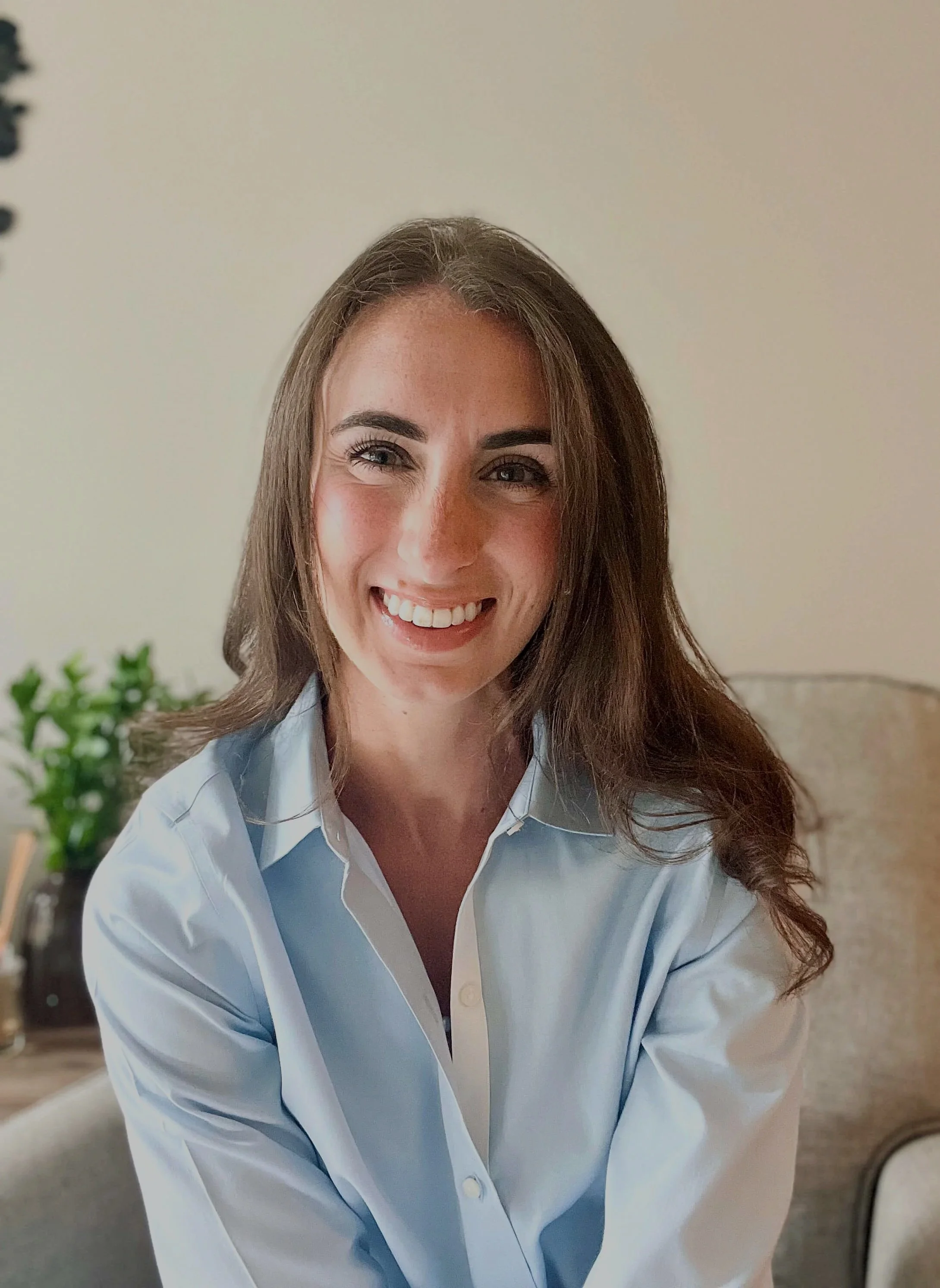 Picture of Anna Allshouse, an eating disorders therapist who treats anorexia, bulimia, ARFID, binge eating disorder and overeating